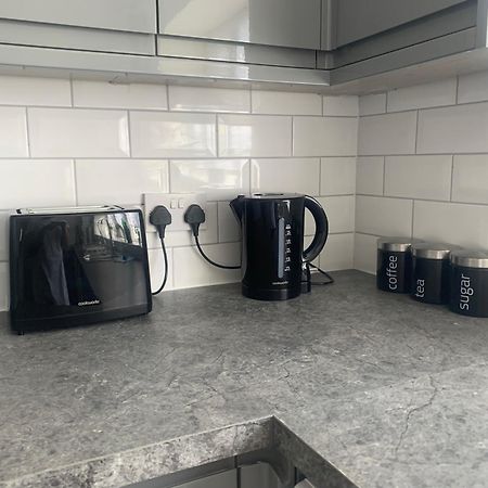 Newly Renovated, Modern 3 Bed Apartment ウォルマーズリー エクステリア 写真