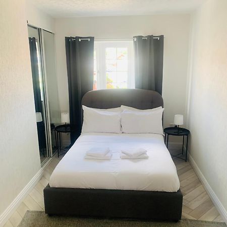 Newly Renovated, Modern 3 Bed Apartment ウォルマーズリー エクステリア 写真