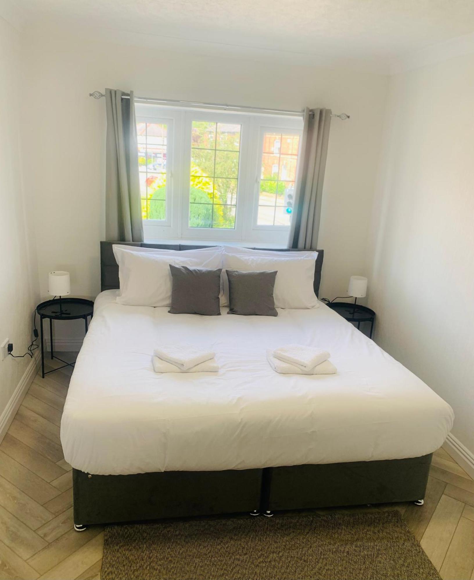 Newly Renovated, Modern 3 Bed Apartment ウォルマーズリー エクステリア 写真
