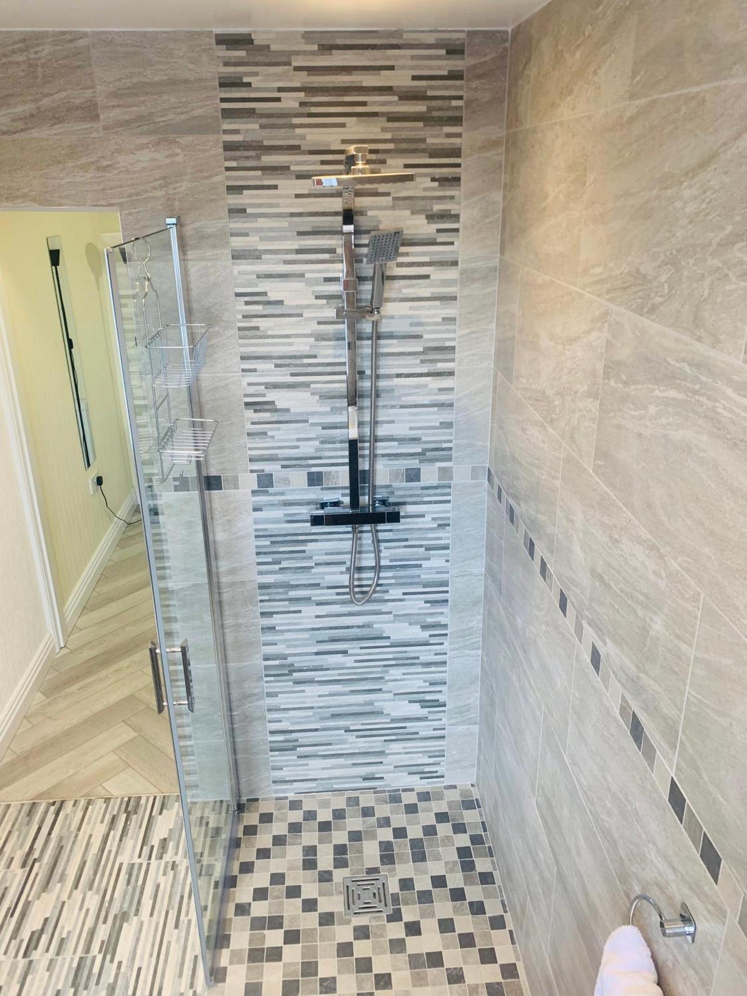 Newly Renovated, Modern 3 Bed Apartment ウォルマーズリー エクステリア 写真